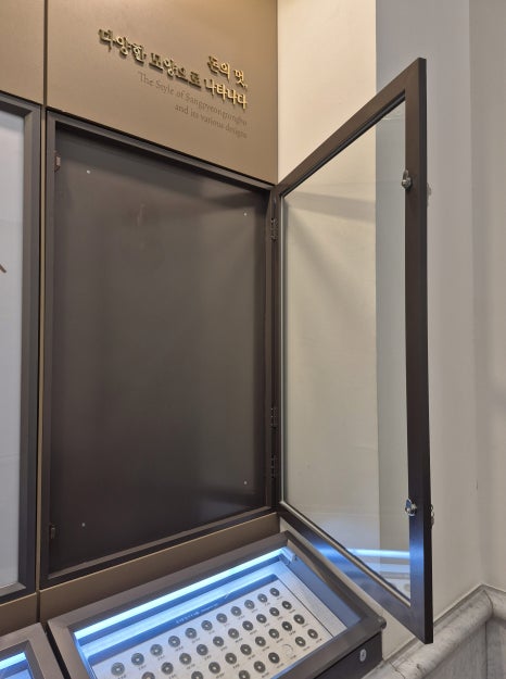 맞춤제작 붙박이 철제 액자 전시 진열장
