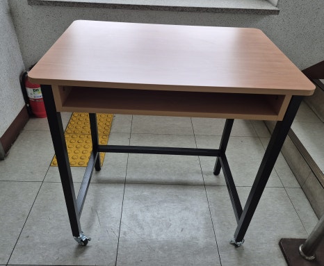 장애인 전용 책상 (휠체어 사용 공간 확보)