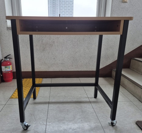 장애인 전용 책상 (휠체어 사용 공간 확보)