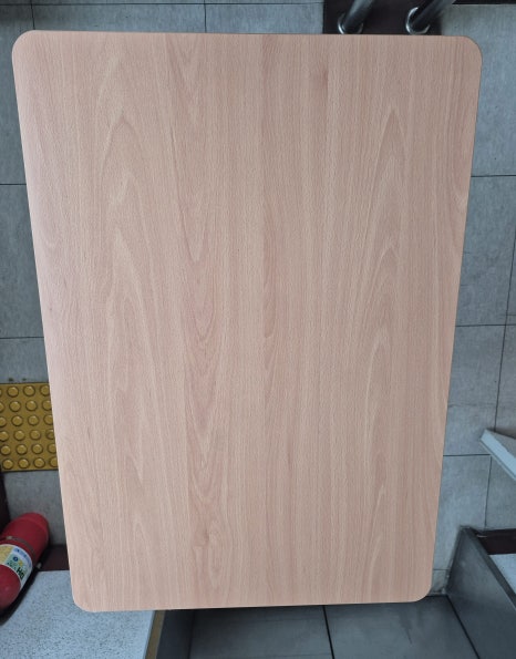 장애인 전용 책상 (휠체어 사용 공간 확보)