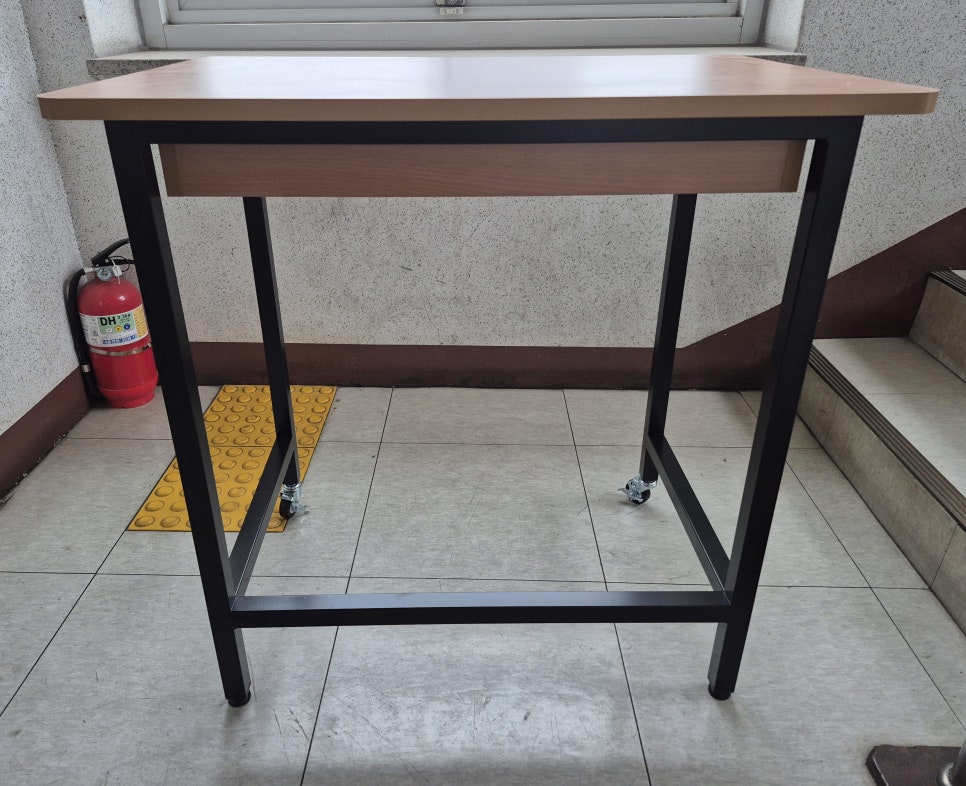 장애인 전용 책상 (휠체어 사용 공간 확보)