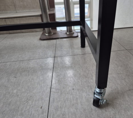 장애인 전용 책상 (휠체어 사용 공간 확보)