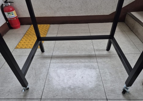 장애인 전용 책상 (휠체어 사용 공간 확보)