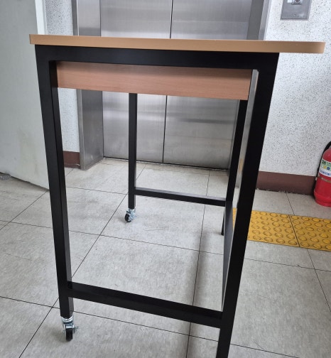 장애인 전용 책상 (휠체어 사용 공간 확보)